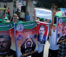 أهالى الاسرى يهللون فرحاً بمرسى بالصليب الاحمر بغزة
