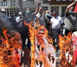 حرق صور نتنياهو وترامب ومحمد بن زايد عقب صلاة الجمعة في نابلس (1).jpg