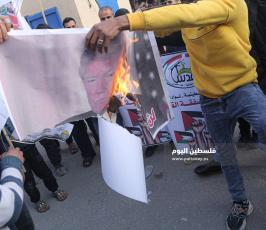 فلسطينيون يحرقون صوراً لنتنياهو وترامب  (7).JPG