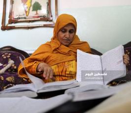 سيدة من غزة تعمل على كتابة القرآن الكريم كاملا بخط يدها (4).jpg