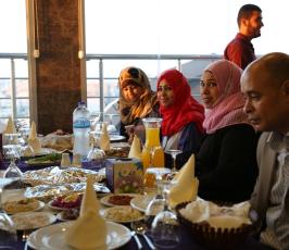بالصورافطارا جماعيا تنظمها منظمة الصليب الاحمر بغزة للإعلاميين الفلسطينيين ‫(1)‬ ‫‬