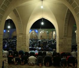صلاة التراويح من مسجد العمري الكبير بمدينة غزة  ‫(1)‬
