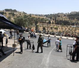 أكثر من ربع مليون فلسطيني يؤمون الاقصى في جمعة رمضان الثالثة