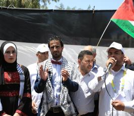 عروسان يعقدان قرانهما في خيمة تضامن الأسرى بساحة السرايا بغزة ‫(39715331)‬ ‫‬
