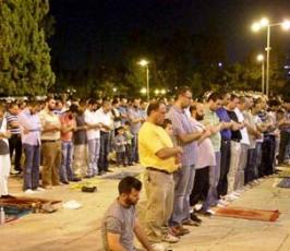 آلاف المقدسيين يحرصون على اداء التراويح في الاقصى