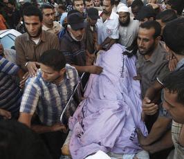 اثناء وصول جثامين الشهداء عز الدين أبو نصيرة وأحمد فطاير لمستشفى شهداء الاقصى