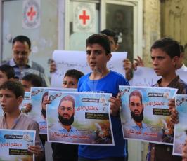  وقفة مع الاسير محمد علان  امام مقر الصليب الاحمر بمدينة غزة ‫(34865668)‬ ‫‬