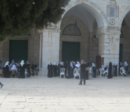 اعتقال 4 سيدات من المسجد الاقصى واشتباكات على بوابات المسجد