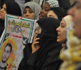 بالصور: الاعتصام الاسبوعي لاهالي الاسرى بالصليب بحضور موسى ابو مرزوق