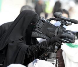 صحفيات يزاحمن الصحفيين في التصوير بغزة