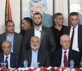 رئيس الوزراء والوفد المرافق خلال زيارتهم لمنزل عضو اللجنة المركزية في فتح أحمد حلس شرق غزة ‫(387740863)‬ ‫‬