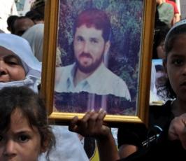 اعتصام اهالى الاسرى بالصليب الاحمر بغزة