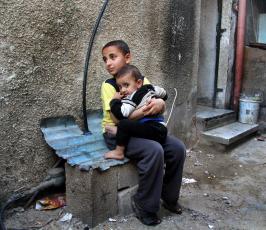 لاجئون فلسطينيون يعيشون في مخيم الشاطئ غرب مدينة غزة