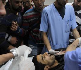 ذوو الشهيد محمد محمود اسماعيل الطريفي يلقون نظرة الوداع على جثمانه في مجمع فلسطين الطبي