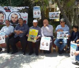 وقفة أمام الصليب الأحمر في البيرة ‫(1)‬ ‫‬