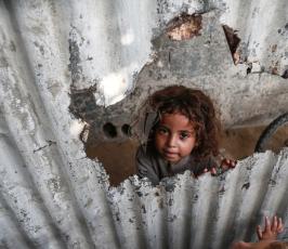 أطفال غزة يلعبون على طريقتهم الخاصة رغم البؤس والفقر والحصار ‫(39518723)‬ ‫‬