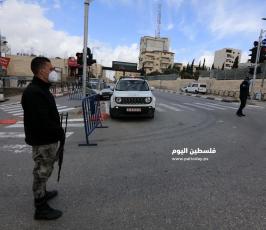 حواجز للامن الفلسطيني تفصل بين القرى والمخيمات وبين المدن في محافظة بيت لحم لمنع انتشار فيروس كورونا. (5).jpg