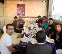 بالصورافطارا جماعيا تنظمها منظمة الصليب الاحمر بغزة للإعلاميين الفلسطينيين ‫(30569881)‬ ‫‬