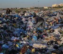 فلسطيني يجمع البلاستيك ومواد قابلة للاستخدام  من مكب للنفايات ‫(37749265)‬ ‫‬