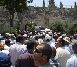 أكثر من ربع مليون فلسطيني يؤمون الاقصى في جمعة رمضان الثالثة