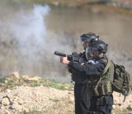 مواجهات بين شبان فلسطينيين وقوات الإحتلال أمام سجن عوفر