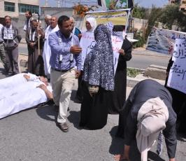بالصور:لليوم الثالث: أهالي الشهداء يعتصمون أمام الفندق الذي يقيم فيه وفد المصالحة