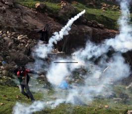 خاص فلسطين اليوم..إصابة المئات بالرصاص والإختناق أمام سجن "عوفر" قرب رام الله