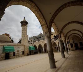 مسجد السيد هاشم الأثري يبدو خالياً من المصلين وقراء القرآن في ثاني ايام رمضان بسبب الاجراءات الوقائية خشية من فيروس كورونا (2)