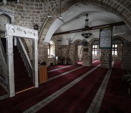 مسجد السيد هاشم الأثري يبدو خالياً من المصلين وقراء القرآن في ثاني ايام رمضان بسبب الاجراءات الوقائية خشية من فيروس كورونا (1)