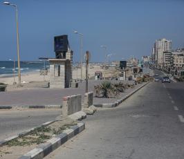 اغلاق كورنيش بحر غزة بالمكعبات الاسمنتية