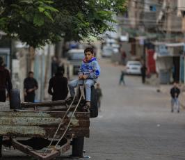 معاناة أطفال مخيمات غزة واقع صعب وطفولة مسلوبة (3)