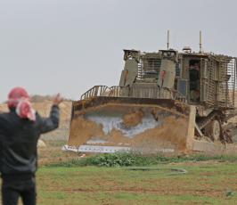 توغل لجرافات الاحتلال شرق خانيونس وتهديد المزارعين بإزالة محاصيلهم الزراعية (6)