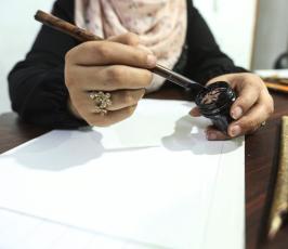 سحر الحصري أول فتاة في قطاع غزة تتقن الخط الكوفي بشقيه المربع والفاطمي (15)