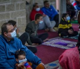 عودة المصلين لأداء صلاة الجمعة بعد 50 يومًا من الإنقطاع عنها في قطاع غزة، بسبب انتشار فيروس كورونا (8)