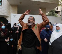 اعتصام لأهالي الشهداء في غزة يطالب السلطة بصرف رواتبهم (1)