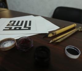 سحر الحصري أول فتاة في قطاع غزة تتقن الخط الكوفي بشقيه المربع والفاطمي (8)