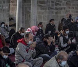 عودة المصلين لأداء صلاة الجمعة بعد 50 يومًا من الإنقطاع عنها في قطاع غزة، بسبب انتشار فيروس كورونا (6)