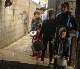 امرأة غزية تحاول تدفئة بطون الفقراء في غزة بـالتكية (23)