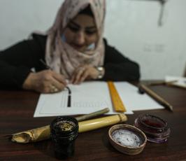 سحر الحصري أول فتاة في قطاع غزة تتقن الخط الكوفي بشقيه المربع والفاطمي (13)