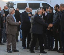 د. محمد الهندي يزور منزل الامين العام الراحل د. رمضان شلح ومنزل القائد بهاء ابو العطا (1)