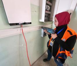 فريق للبنات لتركيب الخلايا الشمسية (1)