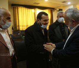 فصائل وجماهير تهنئ د . محمد الهندي بعد عودته الى غزة (2)