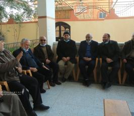 د. محمد الهندي يزور منزل الامين العام الراحل د. رمضان شلح ومنزل القائد بهاء ابو العطا (23)