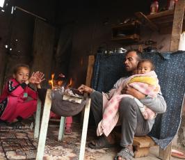 فقراء غزة يواجهون البرد القارص بالجلوس أمام موقد النار (5)