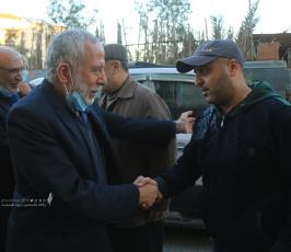 د. محمد الهندي يزور منزل الامين العام الراحل د. رمضان شلح ومنزل القائد بهاء ابو العطا (20)