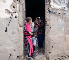فقراء غزة يواجهون البرد القارص بالجلوس أمام موقد النار (8)