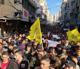 جماهير كبيرة تشيع جثامين شهداء خانيونس (1)