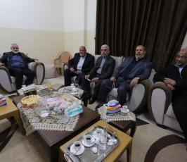 وفد من قيادة حماس برئاسة رئيسها في غزة يحيى السنوار يزور القيادي نزار عوض الله (8)
