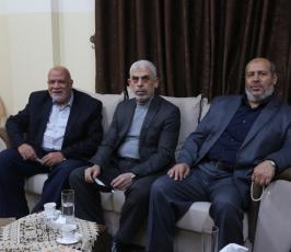 وفد من قيادة حماس برئاسة رئيسها في غزة يحيى السنوار يزور القيادي نزار عوض الله (5)