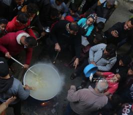 الحطاب يطهو الجريشة والعدس ويوزعها على الفقراء والمحتاجين (8)
